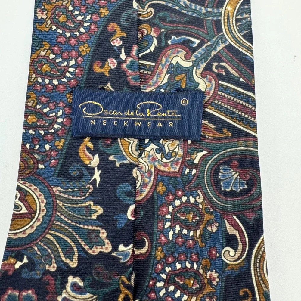 VINTAGE Oscar de la Renta Mens Silk Tie Navy Blue Paisley Medallion Necktie